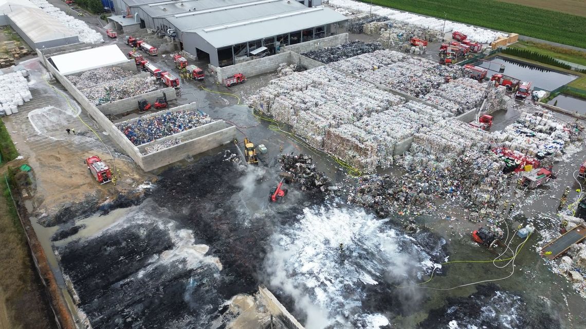 Pożar odpadów plastikowych pod Kraśnikiem. Zakład ma dzisiaj wrócić do pracy 