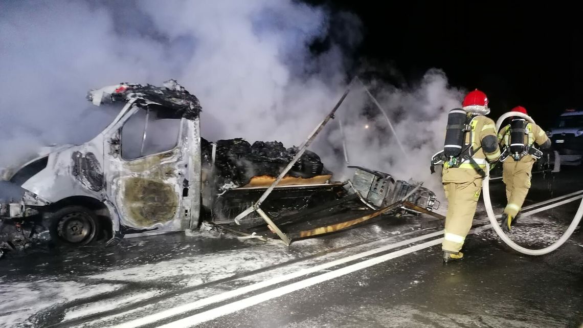 Pożar samochodu. Akcja strażaków trwała blisko 2 godziny [zdjęcia]