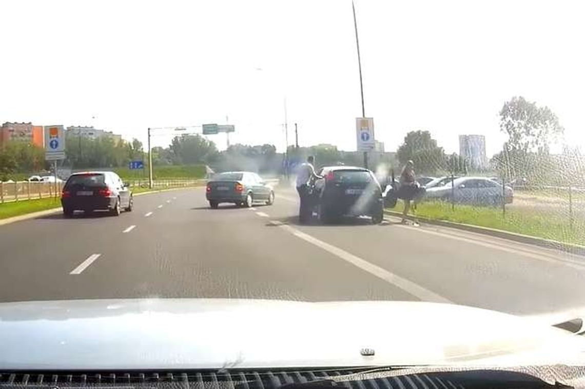 Pożar samochodu na al. Tysiąclecia. "Mało kto się zatrzymał" [wideo]