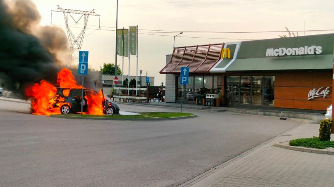 Pożar samochodu na parkingu przed McDonald's. Zdjęcia, wideo Pożar samochodu na parkingu przed McDonald's. Zdjęcia, wideo