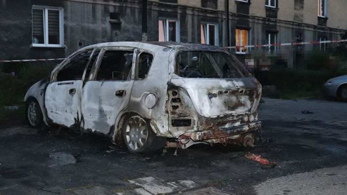 Pożar samochodu z dzieckiem w środku. "Część osób nagrywała tragedię telefonem zamiast pomóc"