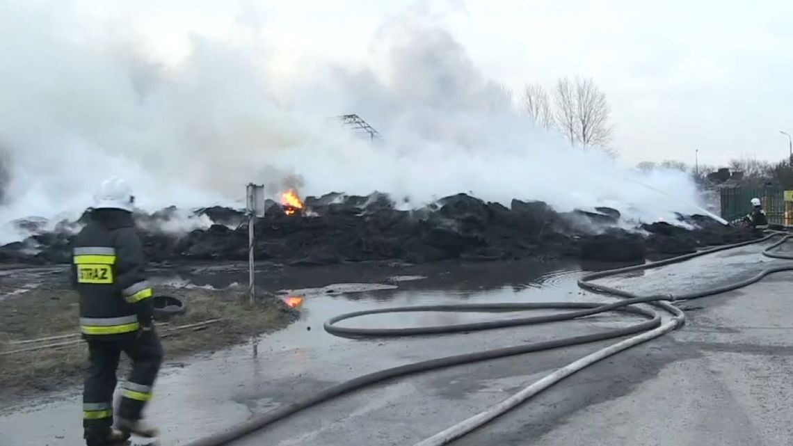 Pożar składowiska opon w Sernikach. "Ogień sięgał kilkunastu metrów" [wideo, zdjęcia]