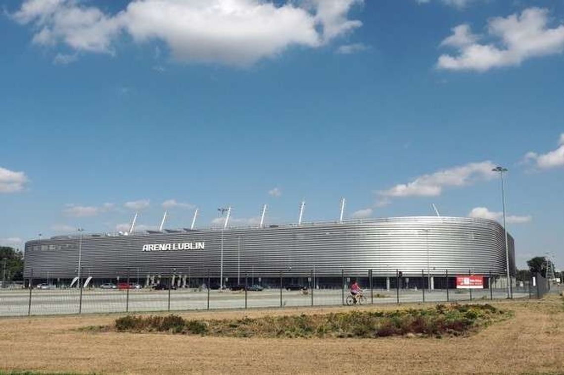 Pożar śmietnika koło Areny Lublin. Okopcona elewacja stadionu Pożar śmietnika koło Areny Lublin. Okopcona elewacja stadionu