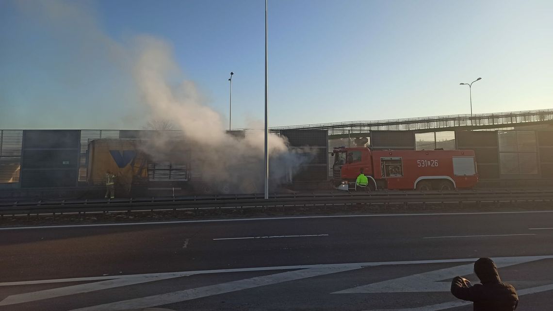 Pożar tira na S17. Utrudnienia w ruchu