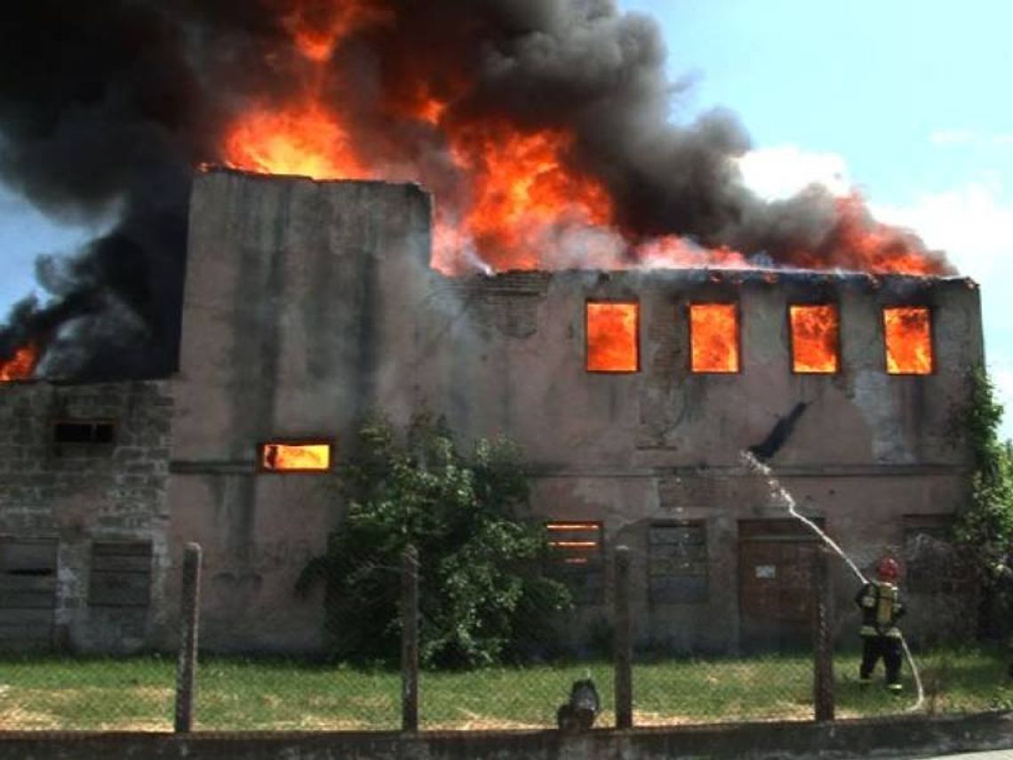 Pożar w Białej Podlaskiej. Spalił się stary młyn (wideo) Pożar w Białej Podlaskiej. Spalił się stary młyn (wideo)