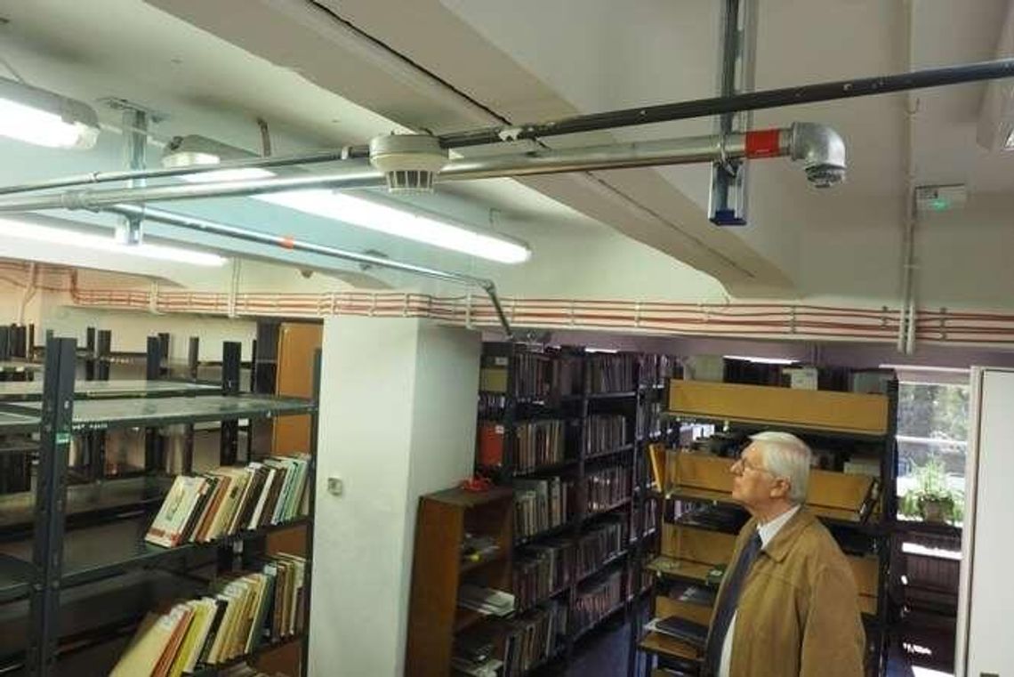 Pożar w bibliotece? Montują nowoczesny system do ochrony najcenniejszych zbiorów Pożar w bibliotece? Montują nowoczesny system do ochrony najcenniejszych zbiorów