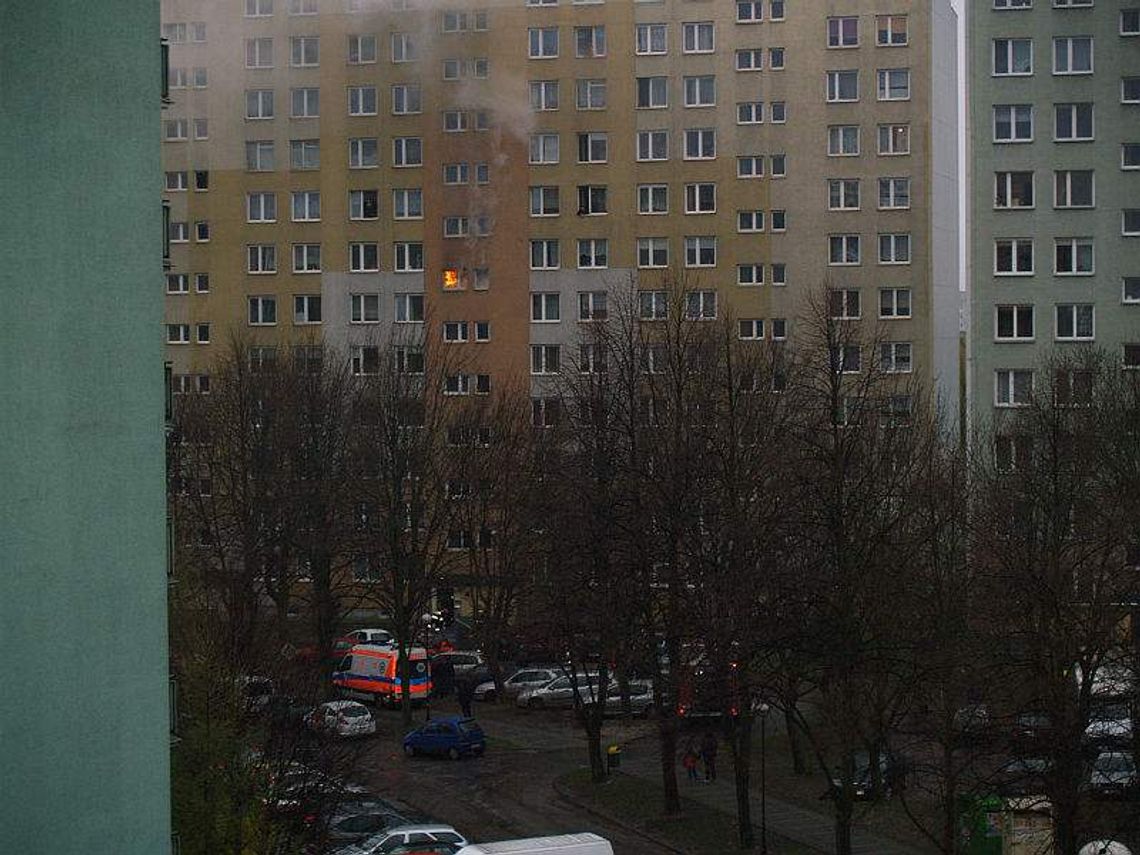 Pożar w bloku na LSM. Ogień wybuchł na klatce schodowej (wideo)
