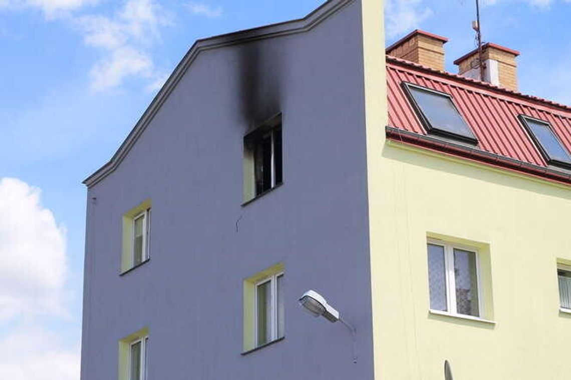 Pożar w bloku w Puławach. Poparzony mężczyzna w szpitalu