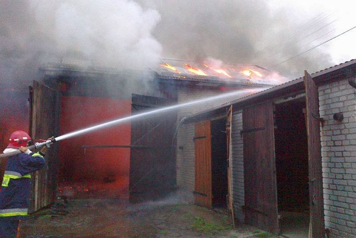 Pożar w Firleju. Spalił się magazyn (zdjęcia i film) 