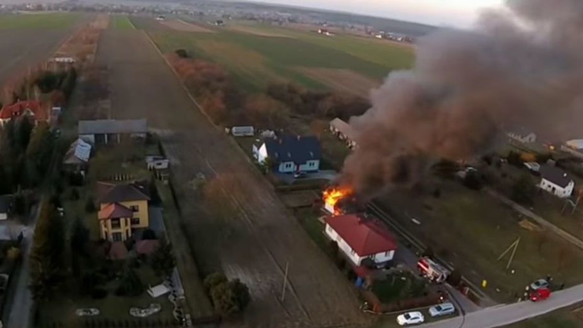 Pożar w garażu. Jedna osoba została ranna. Zdarzenie nagrał paralotniarz [WIDEO]