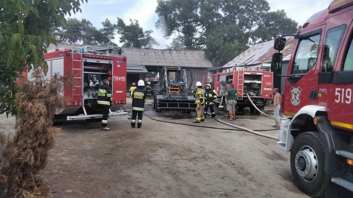 Pożar w gospodarstwie rolnym. Częściowo spalił się ciągnik