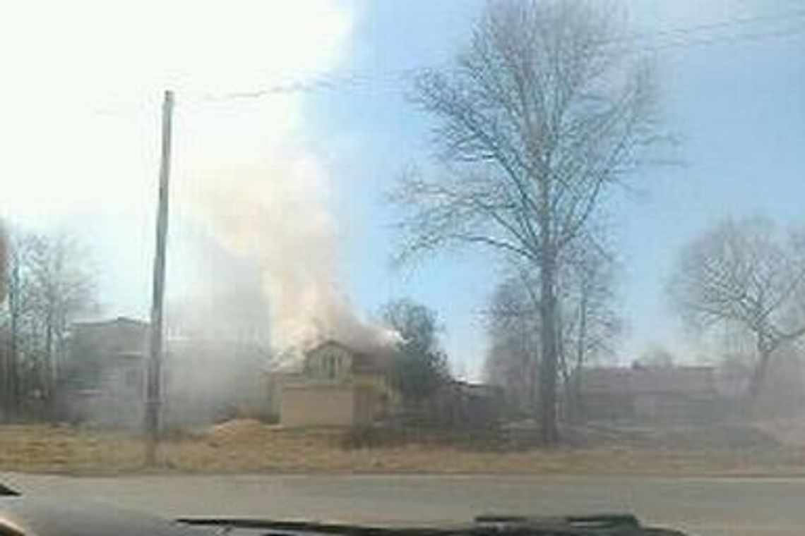 Pożar w Krężnicy Jarej: Strażacy gaszą dom