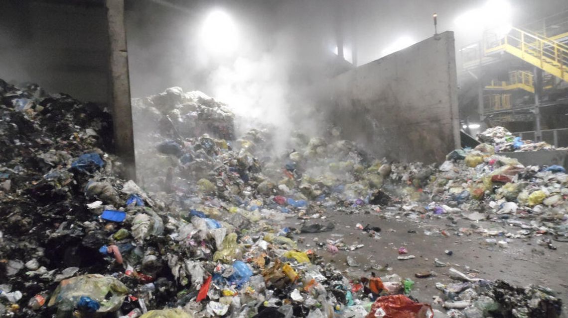 Pożar w sortowni śmieci w Wólce Rokickiej Pożar w sortowni śmieci w Wólce Rokickiej