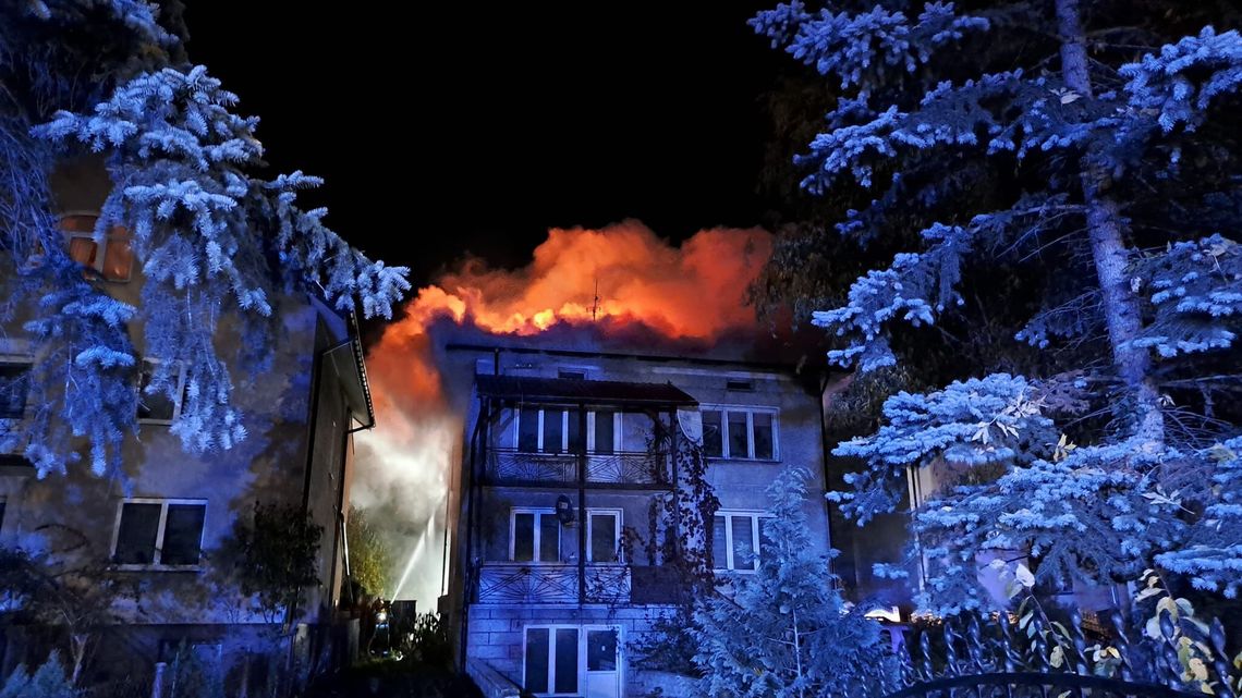 Pożar w środku nocy. Z domu ewakuowano mieszkańców