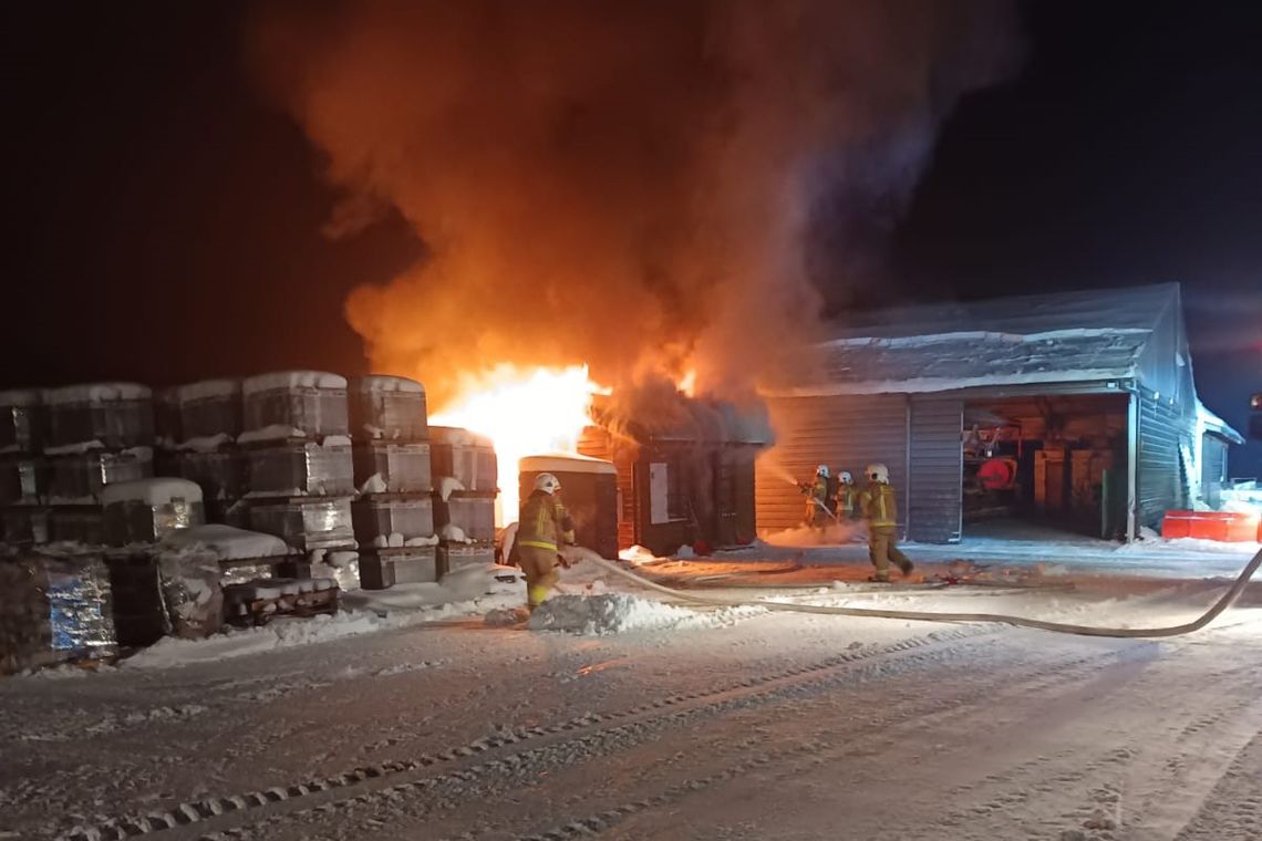 Pożar w tartaku w Krupem. Policjanci po służbie jako pierwsi ruszyli na pomoc