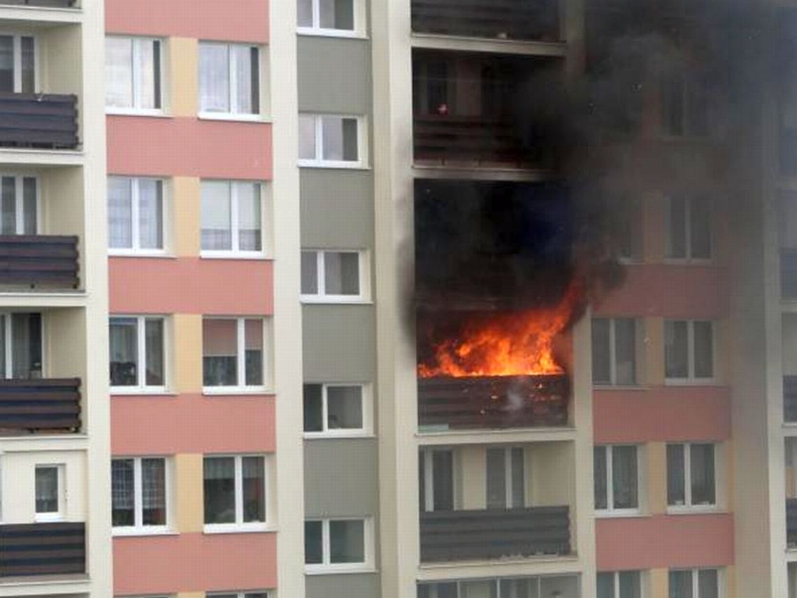 Pożar w wieżowcu przy ul. Kołłątaja w Puławach (zdjęcia)
