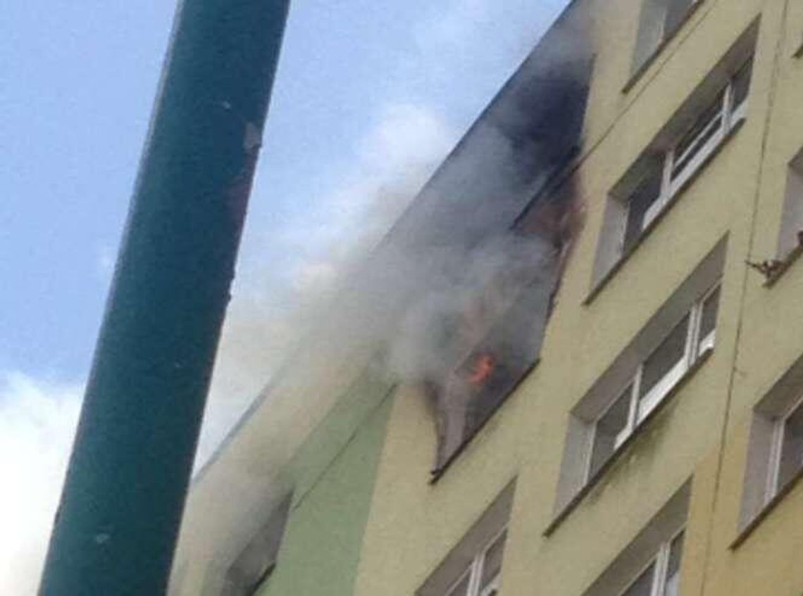 Pożar w wieżowcu przy ul. Koryznowej. Film z akcji gaśniczej Pożar w wieżowcu przy ul. Koryznowej. Film z akcji gaśniczej