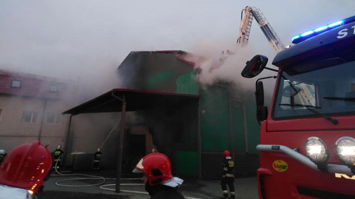 Pożar w zakładzie przetwórstwa chmielu. W magazynach składowano 30 ton granulatu