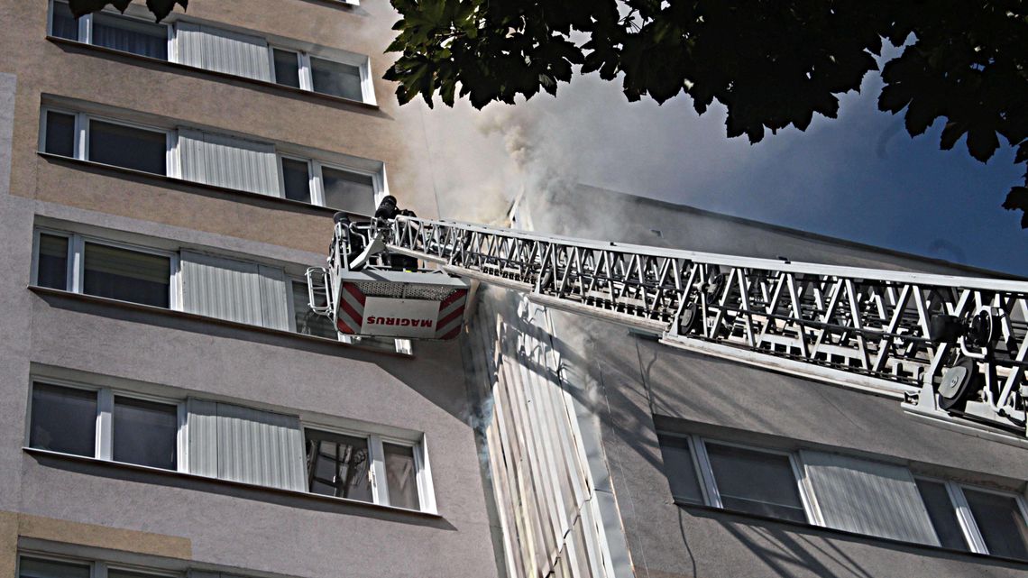 Pożar wieżowca w Lublinie. 5 zastępów straży na miejscu [zdjęcia, wideo]