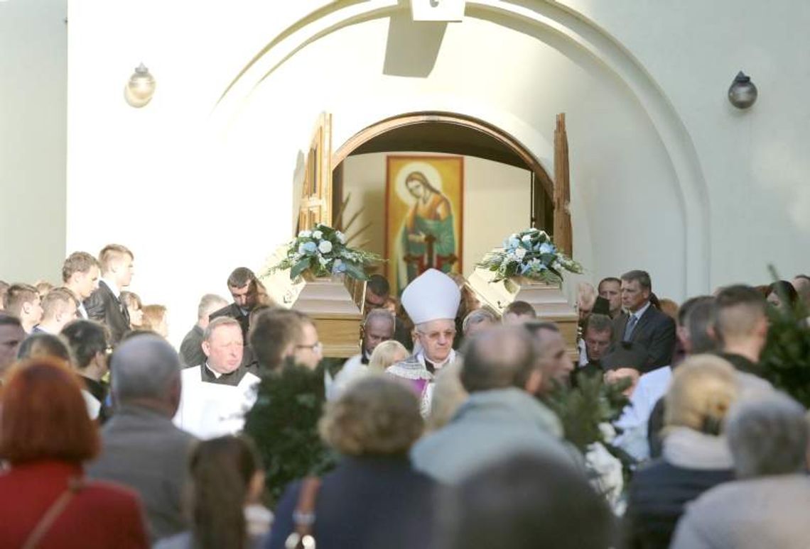 Pożegnali Dominikę i Mateusza, którzy zginęli w wypadku w Obrokach