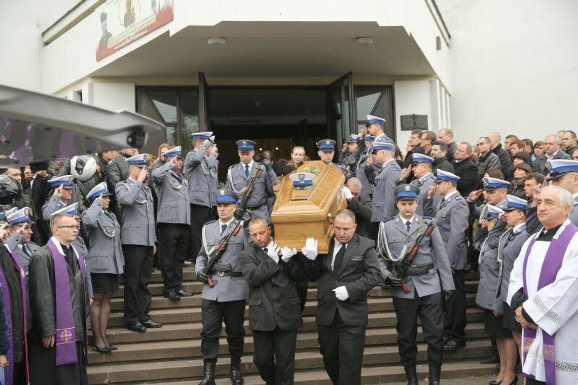 Pożegnanie policjanta: Ostatnia droga asp. Tomasza Skowronka (wideo)