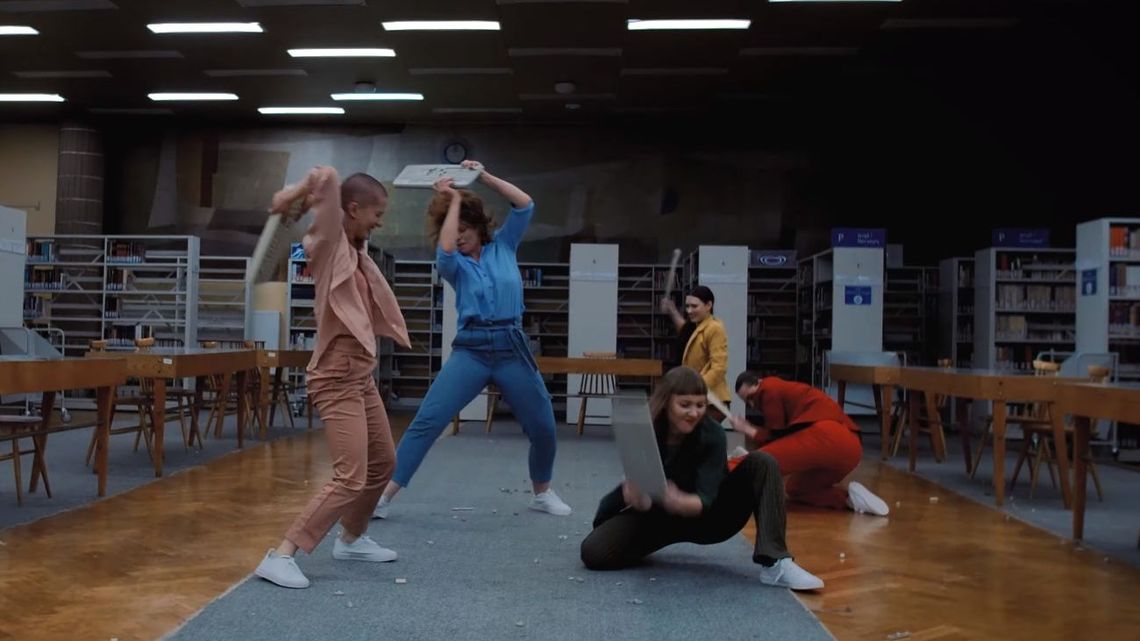 Poznajecie te wnętrza? Polska wokalistka nagrała teledysk na UMCS [wideo]