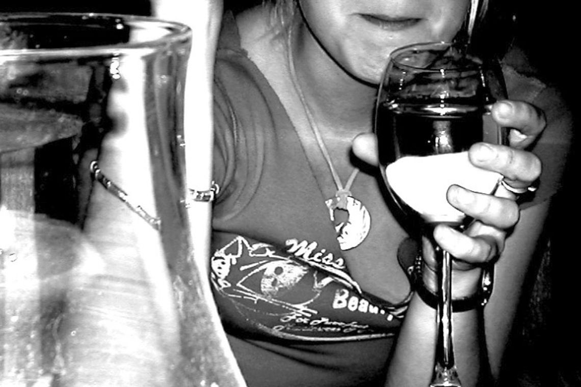 Poznał w barze kobietę. Ukradła mu ponad tysiąc zł