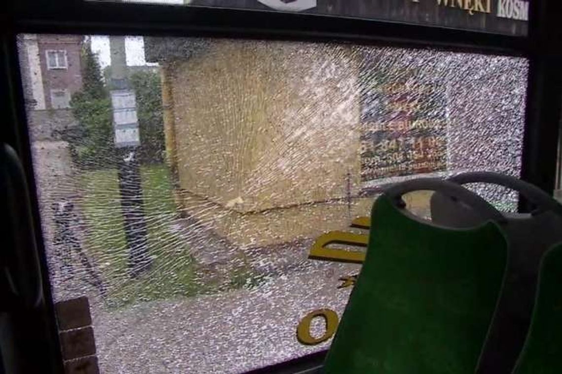 Poznań: Miejski autobus ostrzelany