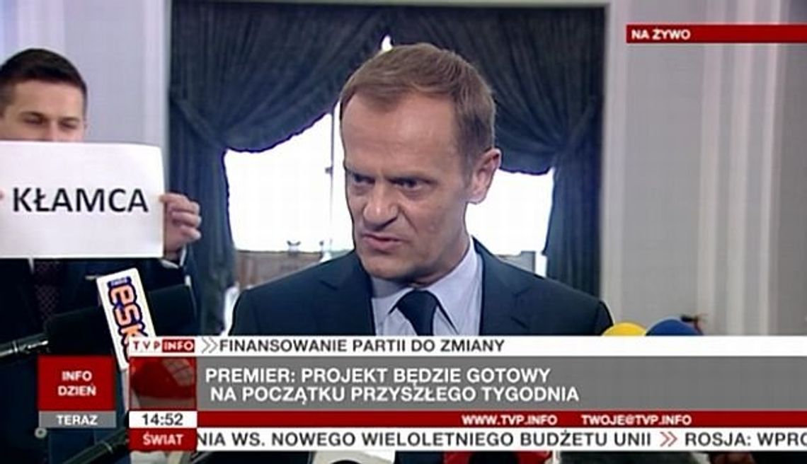 Poznański za plecami Tuska: \"Kłamca” (wideo)