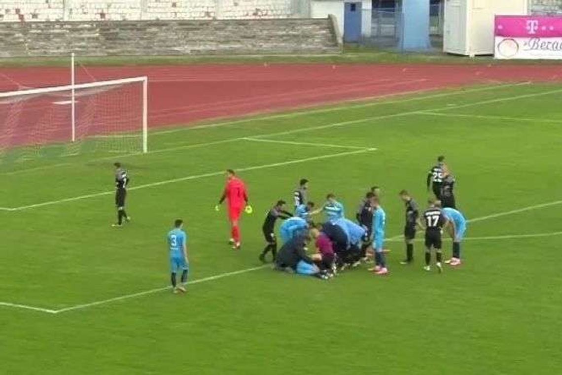 Pozornie zwykłe zderzenie ma boisku. Sędzia uratował życie piłkarzowi