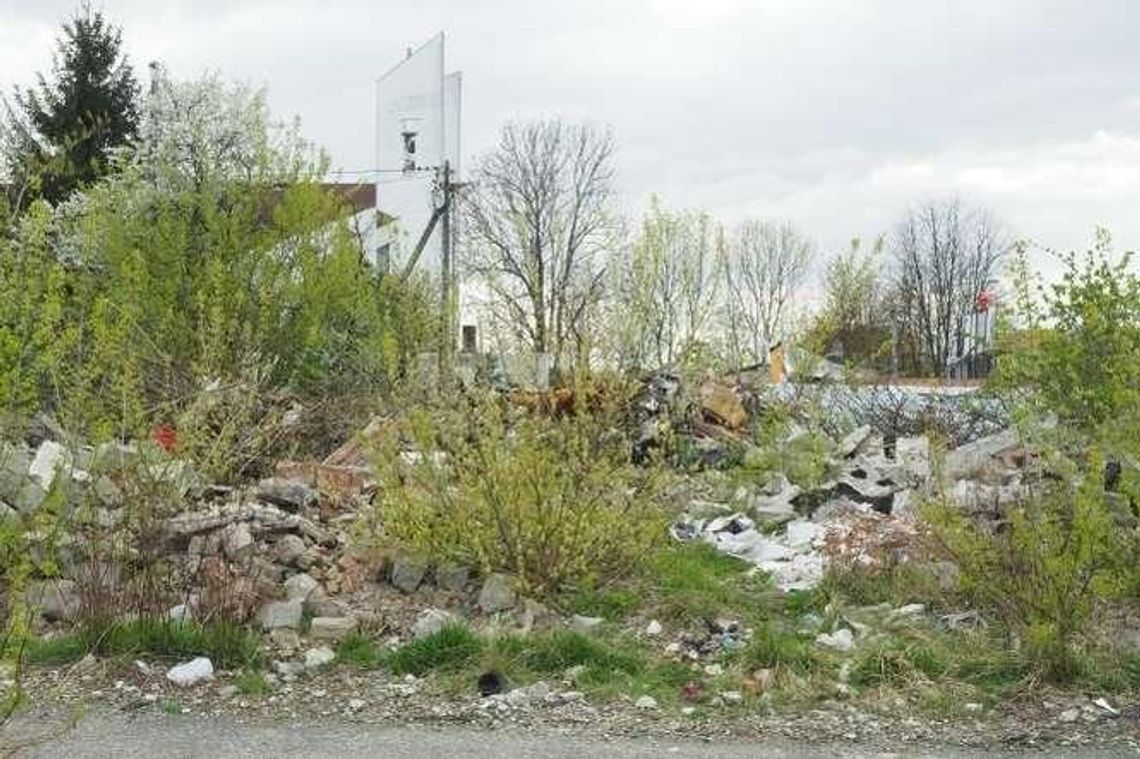 Pozostałości budowli i wielkie sterty śmieci. Jest problem z właścicielem działki