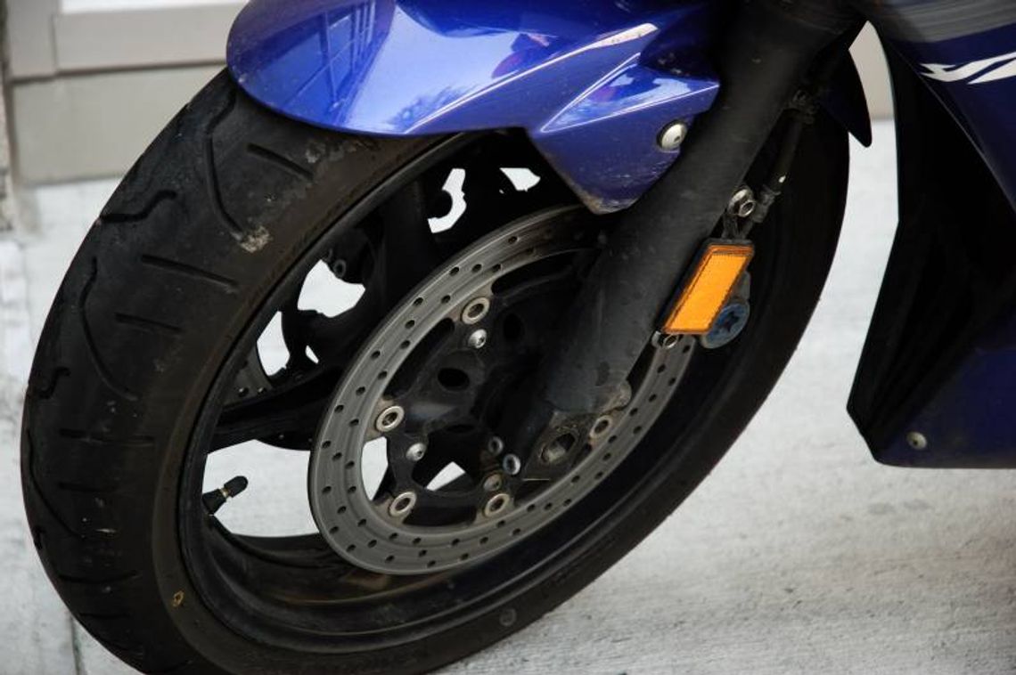 Pożyczonym motocyklem bez prawa jazdy i kasku