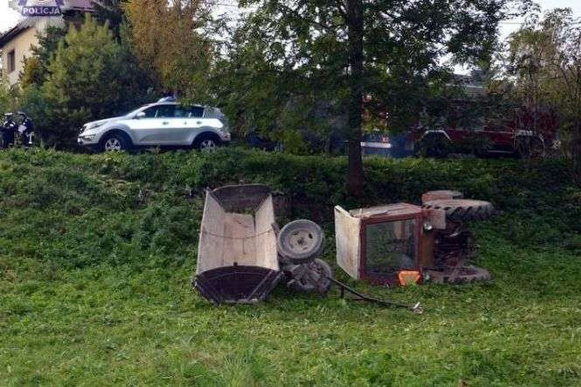 "Pożyczył" ciągnik i wpadł do rowu. Pasażerka złamała obojczyk "Pożyczył" ciągnik i wpadł do rowu. Pasażerka złamała obojczyk