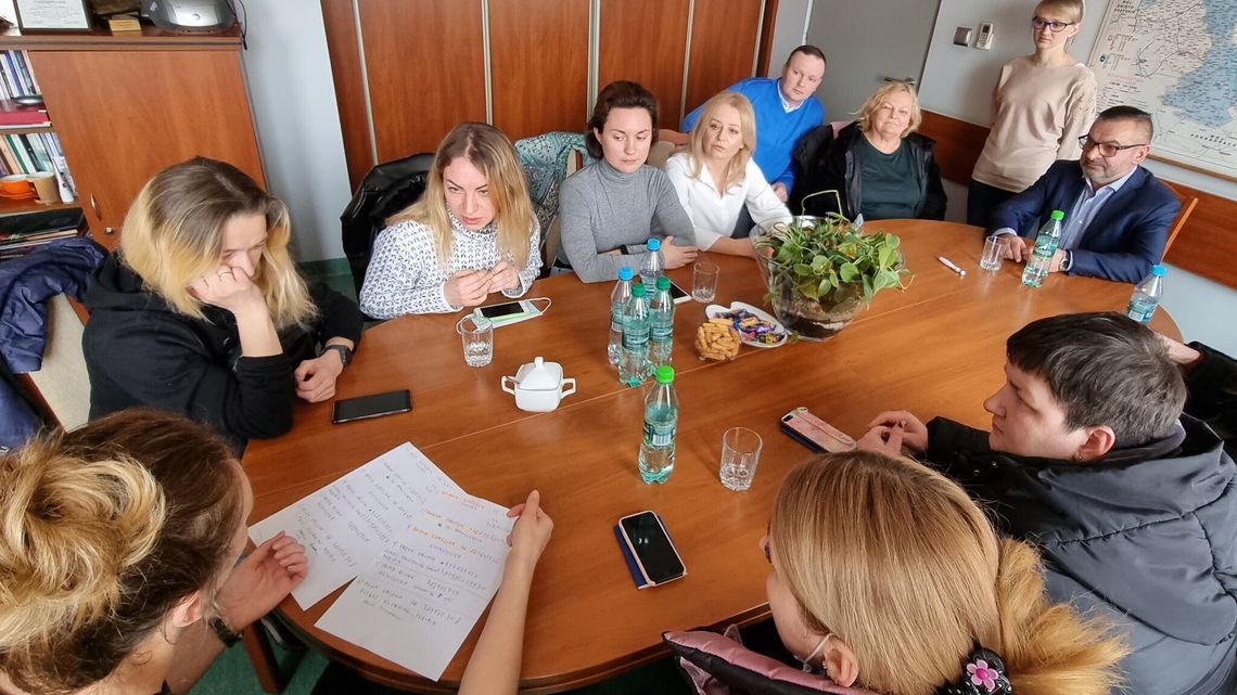 Praca dla uchodźczyń. Nauczycielka tańca i trenerka kickboxingu w fabryce mebli