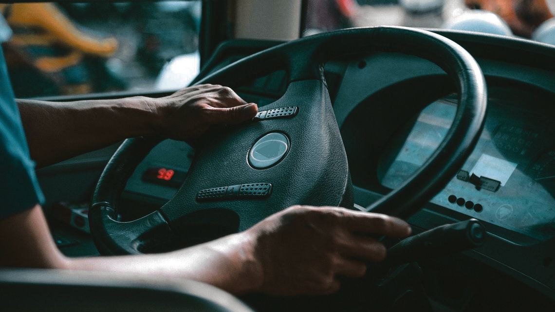 Praca w Polsce i za granicą. Za kierownicą autobusu lub ciężarówki: kwalifikacje i zarobki