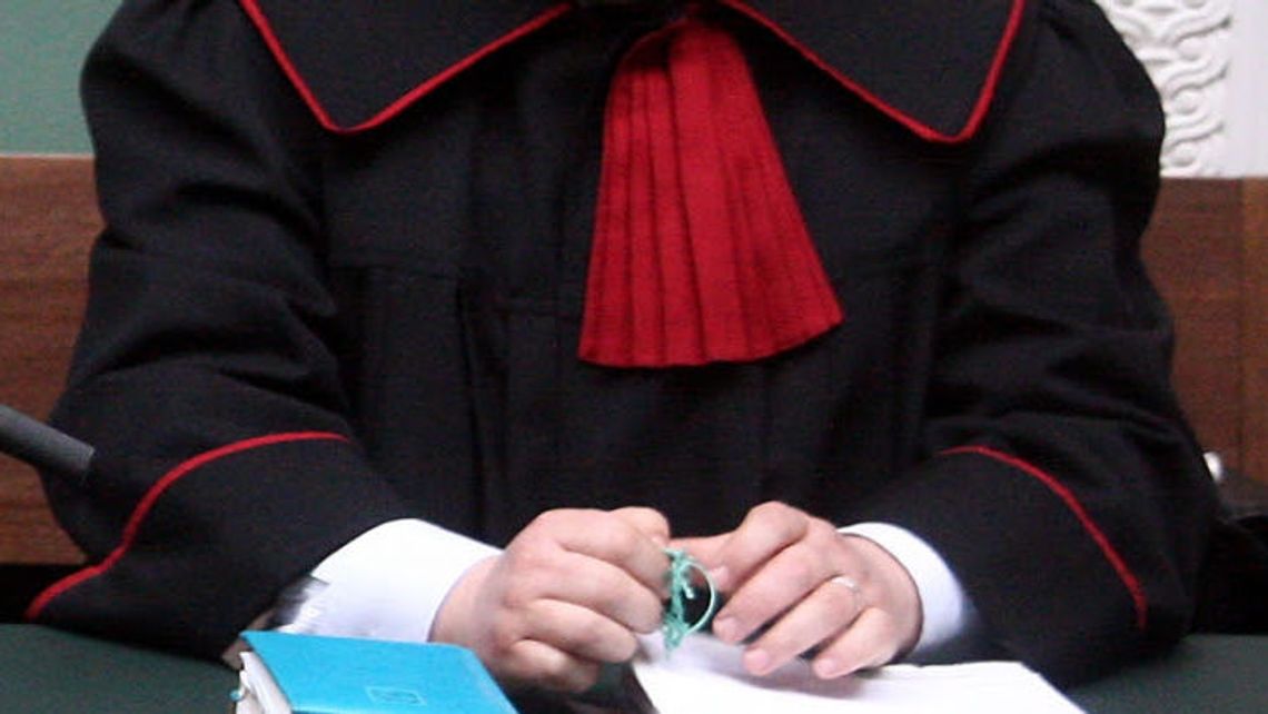 Praca w zamian za pomoc. Były wiceminister oskarżony