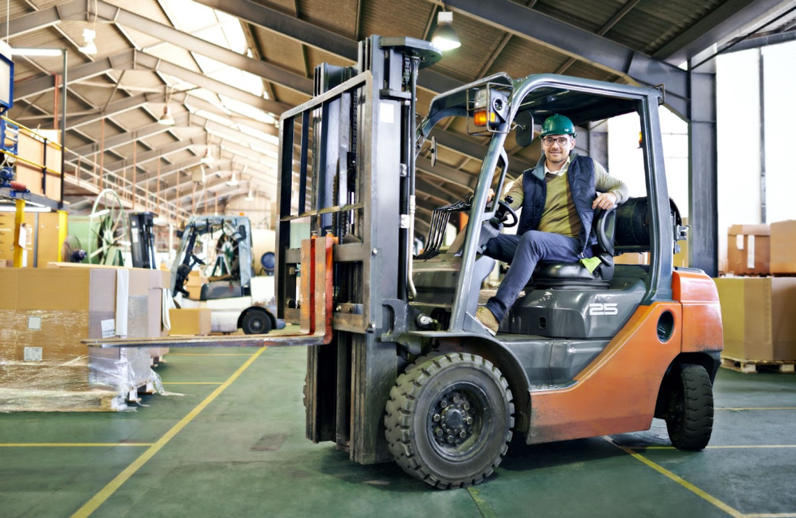 operator wózka widłowego - jedna z najczęstszych ofert pracy za granicą