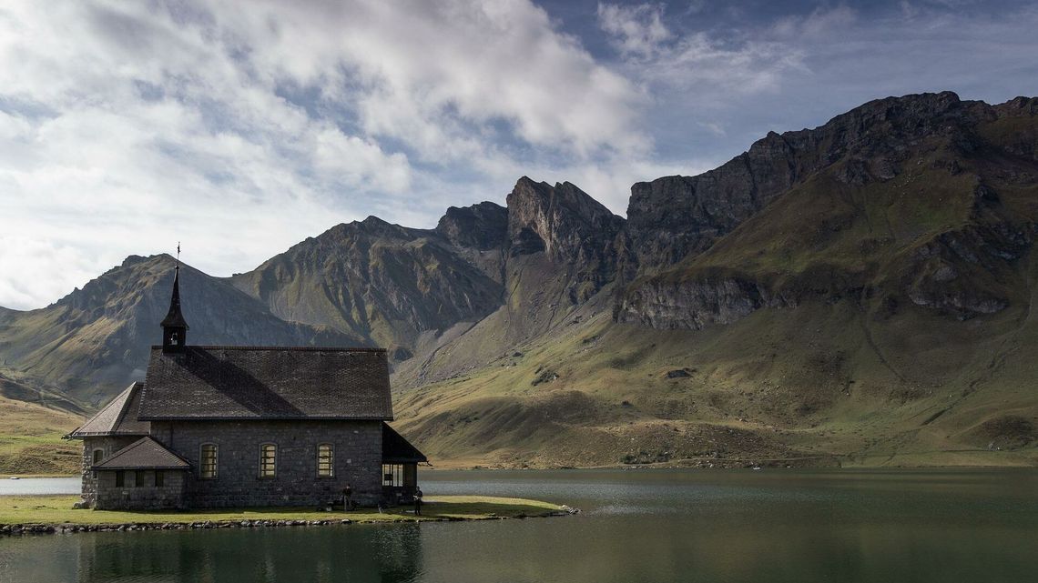 Praca za granicą. Firmy teraz walczą o najlepszych pracowników