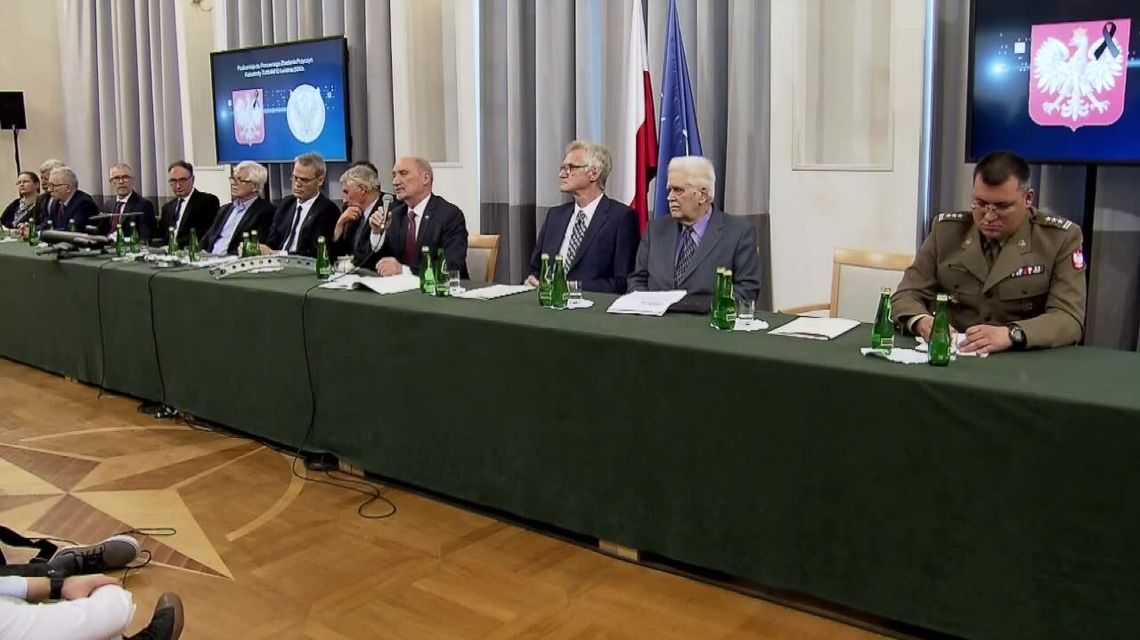 Prace podkomisji smoleńskiej kosztowały ponad 22 mln zł. MON, po wyroku sądu, pokazał senatorowi dane
