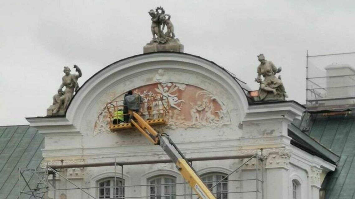 Prace przy elewacji pałacu stanęły. Wykonawca idzie do sądu i NIK Prace przy elewacji pałacu stanęły. Wykonawca idzie do sądu i NIK
