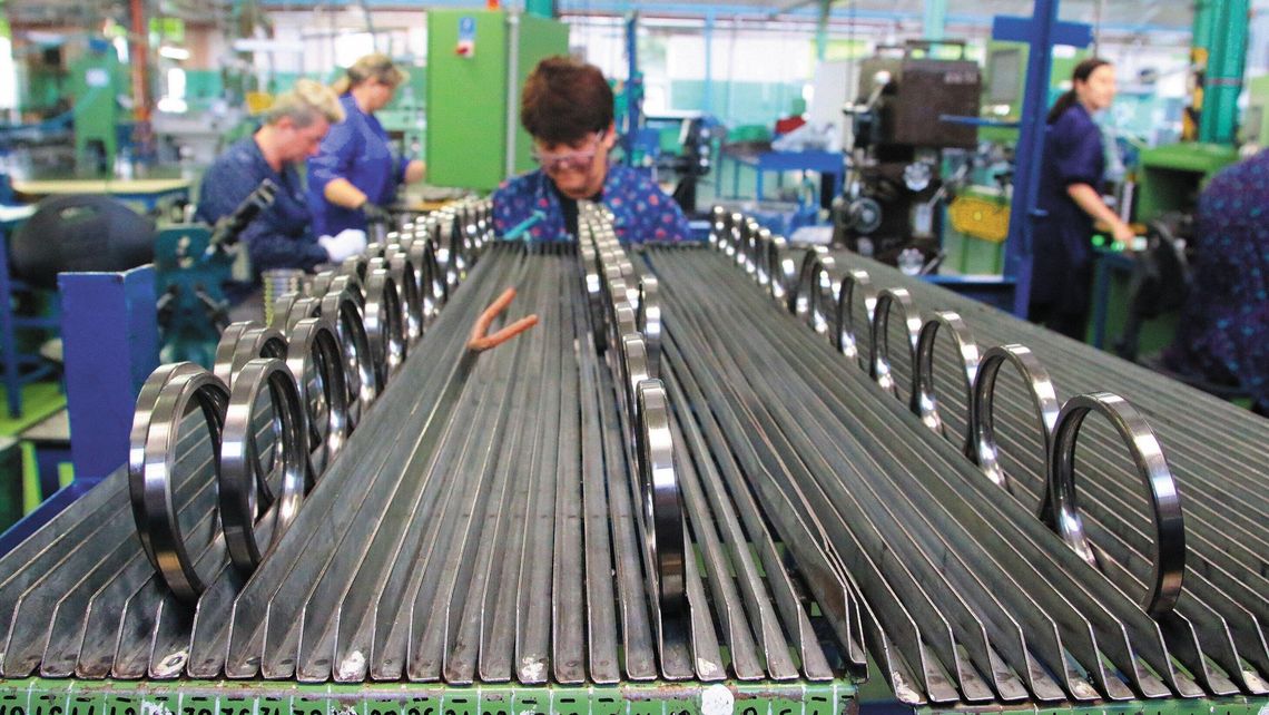 Pracę straci co najmniej ponad 100 osób. Duża firma zwalnia przez "sytuację rynkową"