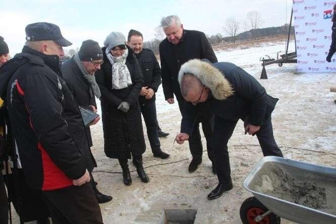 Pracę znajdzie tu ponad 1000 osób. Dzisiaj wbili łopatę pod budowę zakładu [zdjęcia]