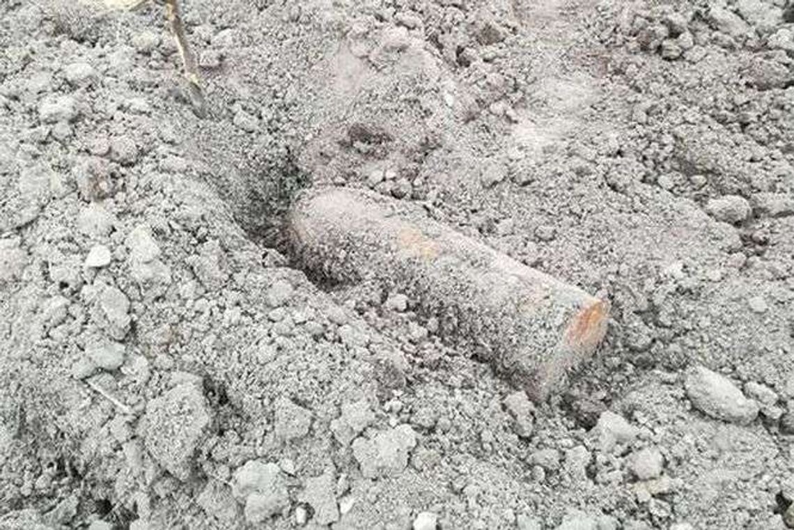 Pracował na polu, znalazł pocisk artyleryjski 