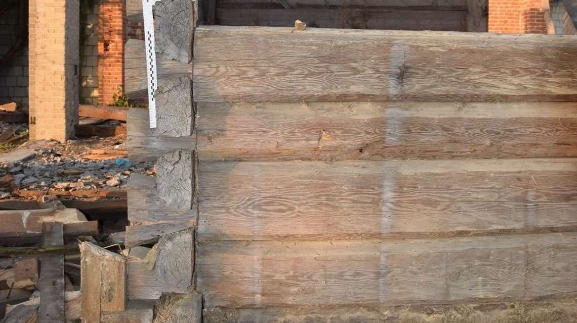 Pracował przy rozbiórce domu. Na głowę spadła mu drewniana belka Pracował przy rozbiórce domu. Na głowę spadła mu drewniana belka