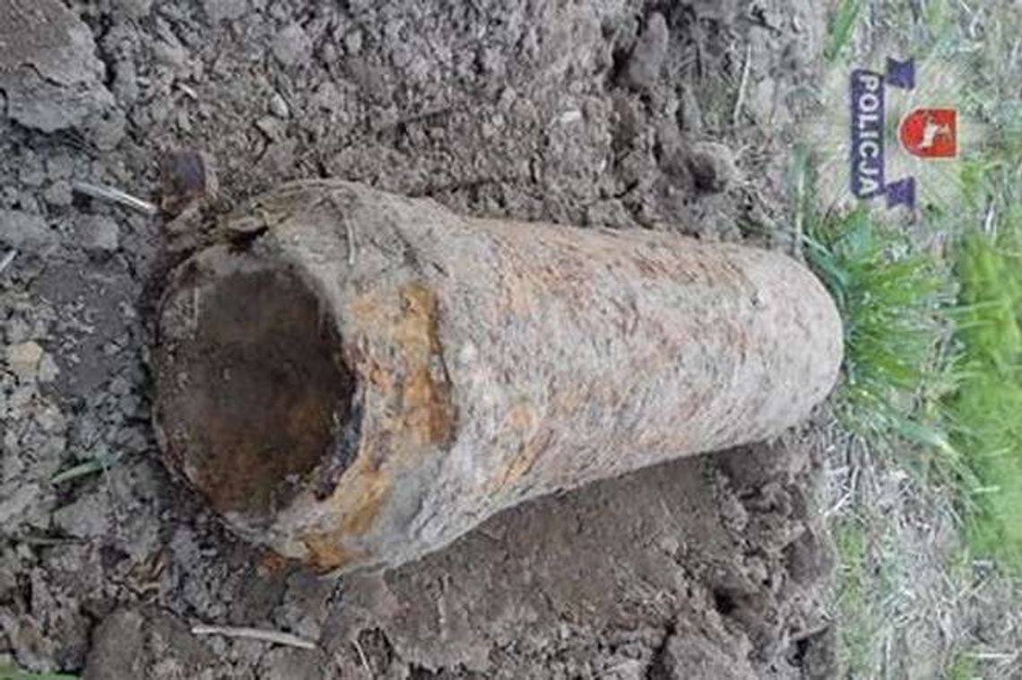 Pracowali na polu. Znaleźli silnik od pocisku rakietowego Pracowali na polu. Znaleźli silnik od pocisku rakietowego