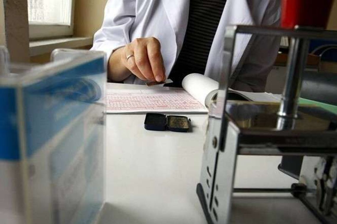 Pracowali na zwolnieniach lekarskich. Kosztowne wpadki