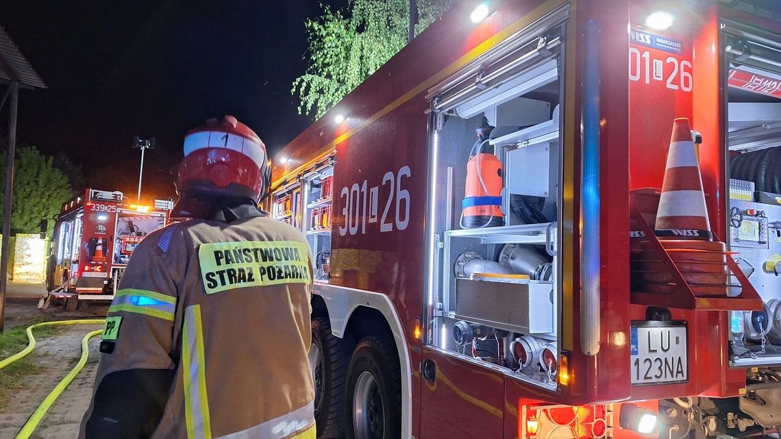 Pracowita noc strażaków. Gasili pożar hali z lakierami i farbami 