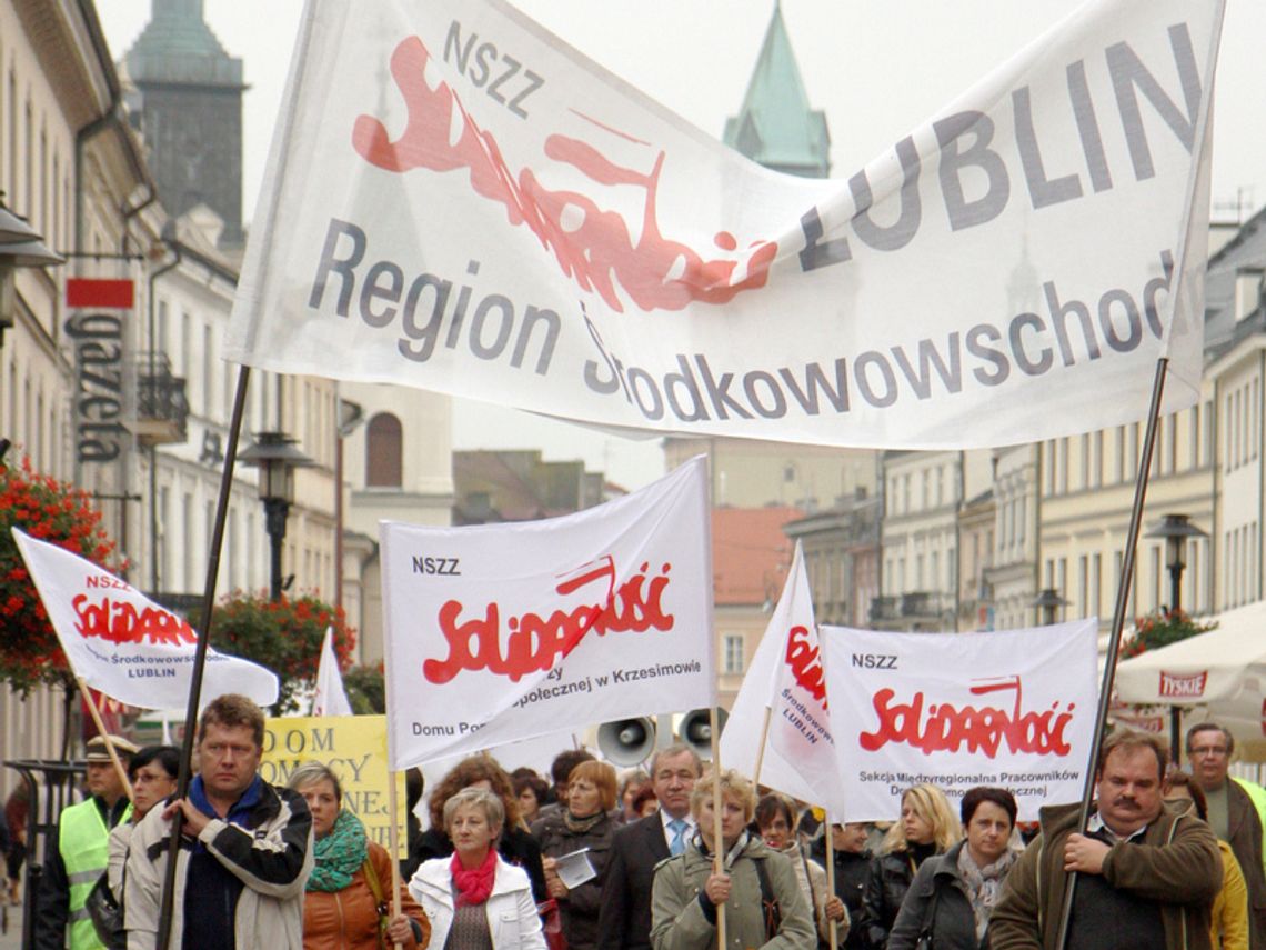 Pracownicy DPS-ów wyszli na ulice: Żądamy podwyżek (zdjęcia)