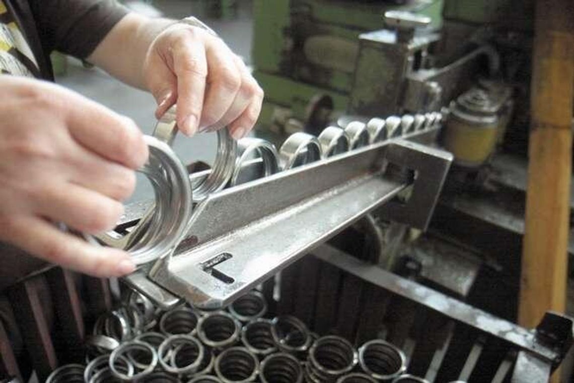 Pracownicy Fabryki Łożysk Tocznych zarobią więcej. Związkowcy: Podwyżka za mała