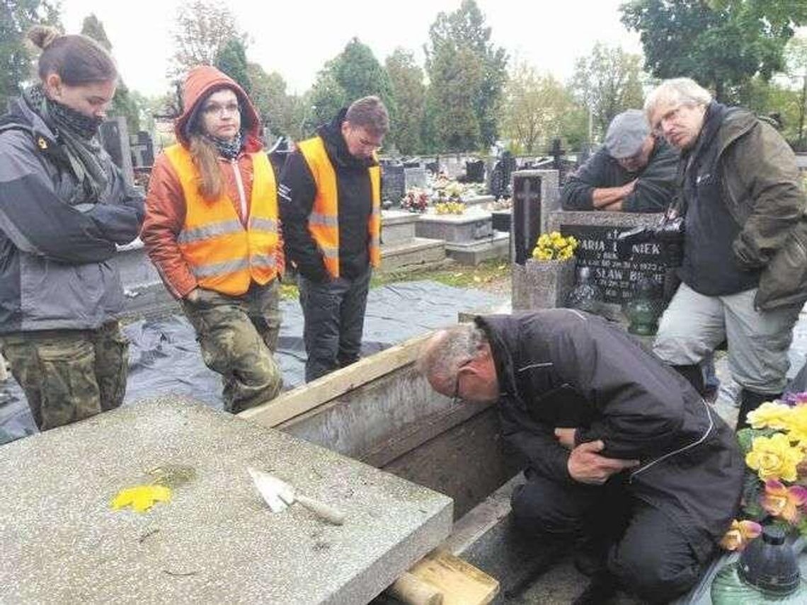 Pracownicy IPN na cmentarzu przy ul. Unickiej Pracownicy IPN na cmentarzu przy ul. Unickiej